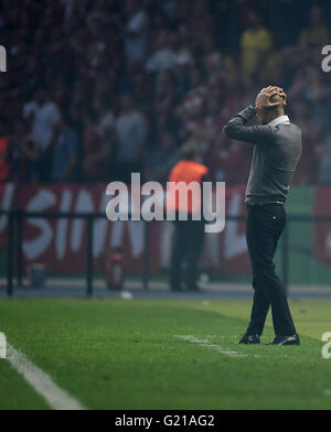 Berlin, Deutschland. 21. Mai 2016. Münchens Trainer Josep "Pep" Guardiola während der deutsche DFB-Pokal Finale Fußballspiel zwischen Bayern München und Borussia Dortmund am Olympiastadion in Berlin, Deutschland, 21. Mai 2016 reagiert. Foto: BERND THISSEN/Dpa/Alamy Live-Nachrichten Stockfoto