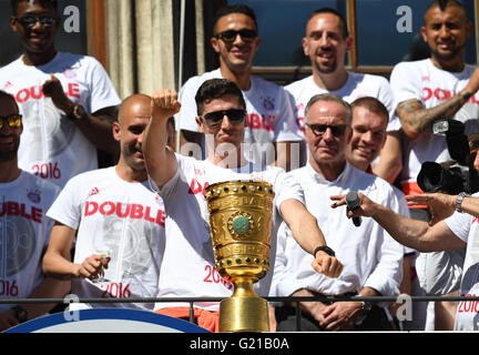 München, Deutschland. 22. Mai 2016. (Front L-R) Münchens Trainer Josep "Pep" Guardiola, Robert Lewandowski und CEO Karl-Heinz Rummenigge zu feiern, an der Rezeption für DFB-Pokal-Sieger FC Bayern München in der City Hall in München, 22. Mai 2016 statt. FC Bayern München besiegte Borussia Dortmund 4: 3 im Elfmeterschießen im DFB-Pokal-Finale am 21. Mai statt. Foto: SVEN HOPPE/Dpa/Alamy Live News Stockfoto