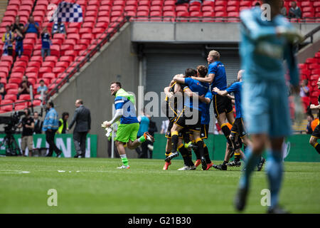 London, UK. 22. Mai 2016. FA Vase Final - Hereford Stadt V Morpeth Stadt. Morpeth Stadt Spieler feiern auf dem Schlusspfiff nach dem Gewinn der FA Vase Finale in Wembley Credit: Samuel Bay/Alamy Live News Stockfoto