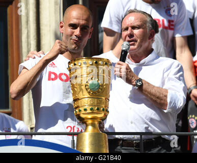 München, Deutschland. 22. Mai 2016. Münchens Trainer Josep "Pep" Guardiola (L) und CEO Karl-Heinz Rummenigge (R) feiern neben den DFB-Pokal an der Rezeption für DFB-Pokal-Sieger FC Bayern München in der City Hall in München, 22. Mai 2016 statt. FC Bayern München besiegte Borussia Dortmund 4: 3 im Elfmeterschießen im DFB-Pokal-Finale am 21. Mai statt. Foto: SVEN HOPPE/Dpa/Alamy Live News Stockfoto