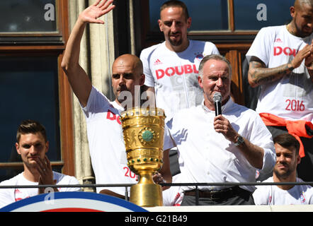 München, Deutschland. 22. Mai 2016. Münchens Trainer Josep "Pep" Guardiola (C-L) und CEO Karl-Heinz Rummenigge (C-R) neben den DFB-Pokal an der Rezeption für DFB-Pokal-Sieger FC Bayern München in der City Hall in München, 22. Mai 2016 statt zu feiern. FC Bayern München besiegte Borussia Dortmund 4: 3 im Elfmeterschießen im DFB-Pokal-Finale am 21. Mai statt. Foto: SVEN HOPPE/Dpa/Alamy Live News Stockfoto