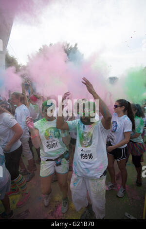 Werfen Farbpulver herum und warten auf die 2016 Stockholm Color Run starten Stockfoto