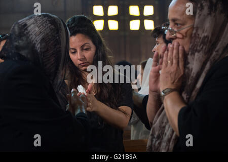 Kairo, Ägypten. 22. Mai 2016. Eine Messe ist für die Opfer der abgestürzten Flugzeugs der EgyptAir in Al-Boutrossiya Kirche, koptische Hauptkathedrale Komplex, in Kairo, Ägypten, 22. Mai 2016 statt. Verwandten und Freunden für die Opfer der abgestürzten EgyptAir Flug MS804 Flugzeug in der Kirche betete Sonntag. Der ägyptische Präsident Abdel-Fattah al-Sisi sagte am Sonntag, deshalb keine Annahme bestimmter Egyptair über Mittelmeer der letzten Woche stürzte. Bildnachweis: Meng Tao/Xinhua/Alamy Live-Nachrichten Stockfoto