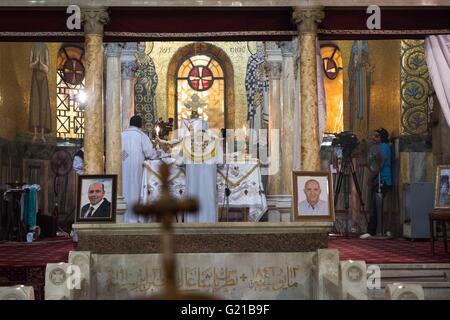 Kairo, Ägypten. 22. Mai 2016. Eine Messe ist für die Opfer der abgestürzten Flugzeugs der EgyptAir in Al-Boutrossiya Kirche, koptische Hauptkathedrale Komplex, in Kairo, Ägypten, 22. Mai 2016 statt. Verwandten und Freunden für die Opfer der abgestürzten EgyptAir Flug MS804 Flugzeug in der Kirche betete Sonntag. Der ägyptische Präsident Abdel-Fattah al-Sisi sagte am Sonntag, deshalb keine Annahme bestimmter Egyptair über Mittelmeer der letzten Woche stürzte. Bildnachweis: Meng Tao/Xinhua/Alamy Live-Nachrichten Stockfoto