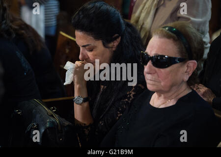 Kairo, Ägypten. 22. Mai 2016. Mutter (L) von Yara, eine 26 Jahre alte Crew von abgestürztes Flugzeug der EgyptAir, weint in Trauer um ihr während einer Messe in Al-Boutrossiya Kirche, koptische Hauptkathedrale Komplex, in Kairo, Ägypten, 22. Mai 2016. Verwandten und Freunden für die Opfer der abgestürzten EgyptAir Flug MS804 Flugzeug in der Kirche betete Sonntag. Der ägyptische Präsident Abdel-Fattah al-Sisi sagte am Sonntag, deshalb keine Annahme bestimmter Egyptair über Mittelmeer der letzten Woche stürzte. Bildnachweis: Meng Tao/Xinhua/Alamy Live-Nachrichten Stockfoto