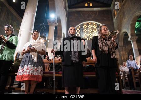 Kairo, Ägypten. 22. Mai 2016. Eine Messe ist für die Opfer der abgestürzten Flugzeugs der EgyptAir in Al-Boutrossiya Kirche, koptische Hauptkathedrale Komplex, in Kairo, Ägypten, 22. Mai 2016 statt. Verwandten und Freunden für die Opfer der abgestürzten EgyptAir Flug MS804 Flugzeug in der Kirche betete Sonntag. Der ägyptische Präsident Abdel-Fattah al-Sisi sagte am Sonntag, deshalb keine Annahme bestimmter Egyptair über Mittelmeer der letzten Woche stürzte. Bildnachweis: Meng Tao/Xinhua/Alamy Live-Nachrichten Stockfoto