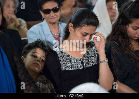 Kairo, Ägypten. 22. Mai 2016. Eine Frau weint mit Trauer während einer Messe für die Opfer der abgestürzten Flugzeugs der EgyptAir in Al-Boutrossiya Kirche, koptische Hauptkathedrale Komplex, in Kairo, Ägypten, 22. Mai 2016. Verwandten und Freunden für die Opfer der abgestürzten EgyptAir Flug MS804 Flugzeug in der Kirche betete Sonntag. Der ägyptische Präsident Abdel-Fattah al-Sisi sagte am Sonntag, deshalb keine Annahme bestimmter Egyptair über Mittelmeer der letzten Woche stürzte. Bildnachweis: Meng Tao/Xinhua/Alamy Live-Nachrichten Stockfoto