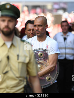 München, Deutschland. 22. Mai 2016. Münchens Trainer Josep "Pep" Guardiola (C) die deutsche Fußball-Meisterschale an der Rezeption für DFB-Pokal-Sieger FC Bayern München in der City Hall in München, 22. Mai 2016 statt trägt. FC Bayern München besiegte Borussia Dortmund 4: 3 im Elfmeterschießen im DFB-Pokal-Finale am 21. Mai statt. Foto: SVEN HOPPE/Dpa/Alamy Live News Bildnachweis: Dpa picture-Alliance/Alamy Live News Stockfoto
