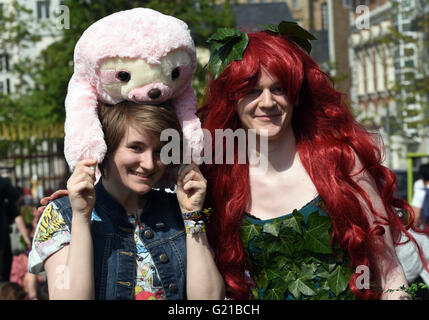 Düsseldorf, Deutschland. 21. Mai 2016. Zwei Frauen, die in Kostümen posieren am Japan-Tag in Düsseldorf, Deutschland, 21. Mai 2016. Tausende Fans besuchten den Japan-Tag, von denen viele Cosplay Kostüme trugen. Die Veranstaltung präsentiert japanische Kunst und Sport und Culiminated in einem Feuerwerk am Abend. Foto: HORST OSSINGER/Dpa - NO-Draht-SERVICE-/ Dpa/Alamy Live News Stockfoto