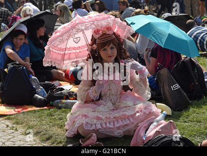 Düsseldorf, Deutschland. 21. Mai 2016. Eine Frau verkleidet als Manga Charakter Posen am Japan-Tag in Düsseldorf, Deutschland, 21. Mai 2016. Tausende Fans besuchten den Japan-Tag, von denen viele Cosplay Kostüme trugen. Die Veranstaltung präsentiert japanische Kunst und Sport und Culiminated in einem Feuerwerk am Abend. Foto: HORST OSSINGER/Dpa - NO-Draht-SERVICE-/ Dpa/Alamy Live News Stockfoto