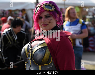 Düsseldorf, Deutschland. 21. Mai 2016. Eine Frau trägt eine Cosplay Kostüm posiert am Japan-Tag in Düsseldorf, Deutschland, 21. Mai 2016. Tausende Fans besuchten den Japan-Tag, von denen viele Cosplay Kostüme trugen. Die Veranstaltung präsentiert japanische Kunst und Sport und Culiminated in einem Feuerwerk am Abend. Foto: HORST OSSINGER/Dpa - NO-Draht-SERVICE-/ Dpa/Alamy Live News Stockfoto