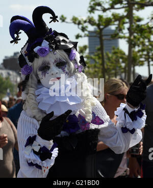 Düsseldorf, Deutschland. 21. Mai 2016. Eine Frau trägt eine Cosplay Kostüm posiert am Japan-Tag in Düsseldorf, Deutschland, 21. Mai 2016. Tausende Fans besuchten den Japan-Tag, von denen viele Cosplay Kostüme trugen. Die Veranstaltung präsentiert japanische Kunst und Sport und Culiminated in einem Feuerwerk am Abend. Foto: HORST OSSINGER/Dpa - NO-Draht-SERVICE-/ Dpa/Alamy Live News Stockfoto