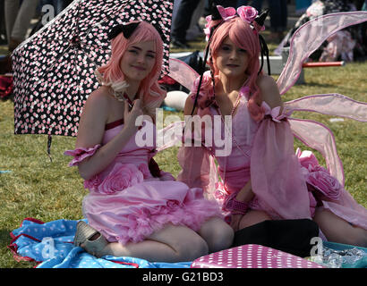 Düsseldorf, Deutschland. 21. Mai 2016. Zwei Frauen, die in Kostümen posieren am Japan-Tag in Düsseldorf, Deutschland, 21. Mai 2016. Tausende Fans besuchten den Japan-Tag, von denen viele Cosplay Kostüme trugen. Die Veranstaltung präsentiert japanische Kunst und Sport und Culiminated in einem Feuerwerk am Abend. Foto: HORST OSSINGER/Dpa - NO-Draht-SERVICE-/ Dpa/Alamy Live News Stockfoto