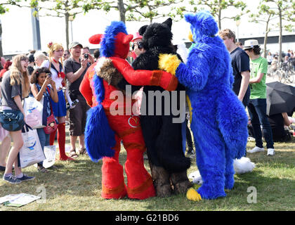 Düsseldorf, Deutschland. 21. Mai 2016. Menschen tragen Kostüme stellen am Japan-Tag in Düsseldorf, Deutschland, 21. Mai 2016. Tausende Fans besuchten den Japan-Tag, von denen viele Cosplay Kostüme trugen. Die Veranstaltung präsentiert japanische Kunst und Sport und Culiminated in einem Feuerwerk am Abend. Foto: HORST OSSINGER/Dpa - NO-Draht-SERVICE-/ Dpa/Alamy Live News Stockfoto