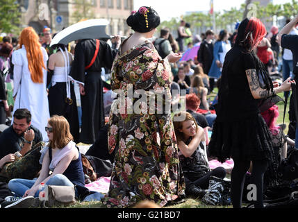 Düsseldorf, Deutschland. 21. Mai 2016. Menschen in verschiedenen Kostümen sitzen auf einer Wiese am Japan-Tag in Düsseldorf, Deutschland, 21. Mai 2016. Tausende Fans besuchten den Japan-Tag, von denen viele Cosplay Kostüme trugen. Die Veranstaltung präsentiert japanische Kunst und Sport und Culiminated in einem Feuerwerk am Abend. Foto: HORST OSSINGER/Dpa - NO-Draht-SERVICE-/ Dpa/Alamy Live News Stockfoto