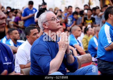 Yangon, Myanmar. 22. Mai 2016. Der neu gekrönte englische Premier League Champions Leicester City-Manager, die Claudio Ranieri (C) während seines Besuchs in der Shwedagon-Pagode in Yangon, Myanmar, 22. Mai 2016 betet. Bildnachweis: U Aung/Xinhua/Alamy Live-Nachrichten Stockfoto