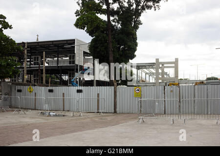 RIO DE JANEIRO, Brasilien - 21.05.2016: Rio Struktur 2016 - Olympische Transport - anzeigen die Werke der Modernisierung des Bahnhofs Superhighway Engenho de Dentro und die Integration mit der Außenseite der Olympischen Leichtathletik-Stadion und dem quadratischen Zug. (Foto: Luiz Souza / FotoArena) Stockfoto