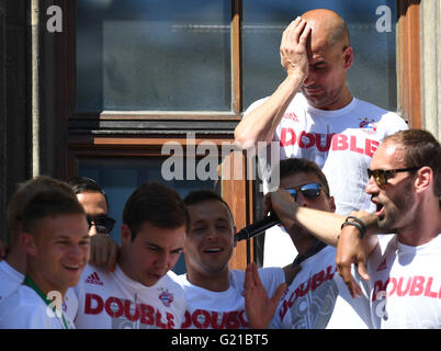 München, Deutschland. 22. Mai 2016. Münchens Trainer Josep "Pep" Guardiola (oben) von Gefühlen überwältigt, als er an der Rezeption statt für DFB-Pokal-Sieger FC Bayern München in der City Hall in München, 22. Mai 2016 feiert. FC Bayern München besiegte Borussia Dortmund 4: 3 im Elfmeterschießen im DFB-Pokal-Finale am 21. Mai statt. Foto: SVEN HOPPE/Dpa/Alamy Live News Bildnachweis: Dpa picture-Alliance/Alamy Live News Stockfoto