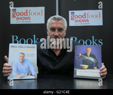 London, UK. 22. Mai 2016. Paul Hollywood bekannt für sein ein Richter auf der BBCs The Great British Backen von Kochen live in der Supertheatre, in der BBC Good Food Bühne und Unterzeichnung Kopie seines neuesten Buches The Weekend Baker für seine große Anzahl von admirers.s interviewt. Bildnachweis: Paul Quezada-Neiman/Alamy Live-Nachrichten Stockfoto