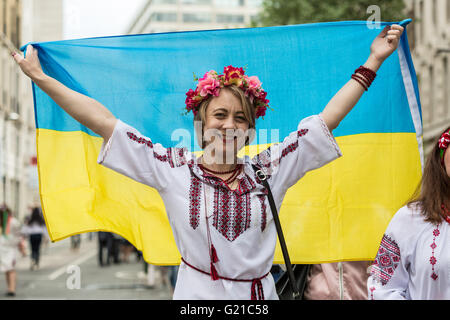 London, UK. 22. Mai 2016. Ukrainische Vyshyvanka jährliche Marsch für Frieden durch zentrale London Credit: Guy Corbishley/Alamy Live News Stockfoto