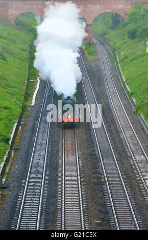 in der Nähe von Reading, Berkshire, UK. 21. Mai 2016. Die Flying Scotsman dampft, die Lesung Meerenge in Richtung Reichskolonialamtes auf 19.14 BST erinnert an eine typische Szene aus der 1930 / 40er Jahre in der Ära der großen Tage der Dampf Transport, der Sonderzug Lauf sah es durch die Thames Valley und eine hin-und Rückfahrt über Southampton und zurück nach London Paddington kurz vor 21:40.BST Dampf. Stockfoto