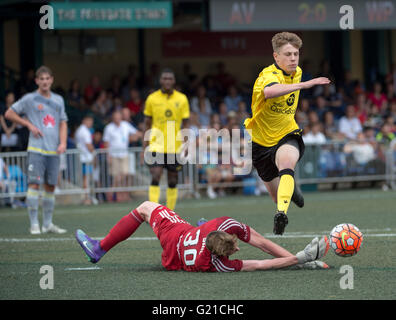 Hong Kong, Hong Kong SAR, China. 22. Mai 2016. HKFC Citibank Soccer Sevens Aston Villa Vs Wellington Phoenix. JORDAN COX von Aston Villa kämpft um den Ball von der Wellington Phoenix Torwart Oliver Segel © Jayne Russell/ZUMA Draht/Alamy Live News Stockfoto