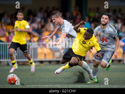 Hong Kong, Hong Kong SAR, China. 22. Mai 2016. HKFC Citibank Soccer Sevens Aston Villa Vs Wellington Phoenix. Rushian Hepburn-Murphy (m) von Aston Villa kämpfen um den Ball von Wellington Phoenix Kapitän Justin Gulley © Jayne Russell/ZUMA Draht/Alamy Live News Stockfoto