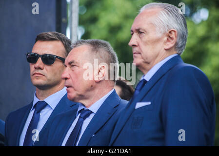 Kiew, Ukraine. 22. Mai 2016. Ukrainische Fußball team Trainern (von links nach rechts) Andriy Shevchenko, Volodymyr Onishchenko und Mykhailo Fomenko an der Zeremonie der Abschied Fußball-Nationalmannschaft bei der Euro 2016. Ukrainer durchgeführt ihrer Fußball-Nationalmannschaft für die Europameisterschaft vom 10. Juni bis 10 Juli in Frankreich stattfinden. Die Zeremonie wurde vom Präsidenten der Ukraine Petro Poroschenko und hohen Beamten besucht. Bildnachweis: Tommy Lindholm/Pacific Press/Alamy Live-Nachrichten Stockfoto