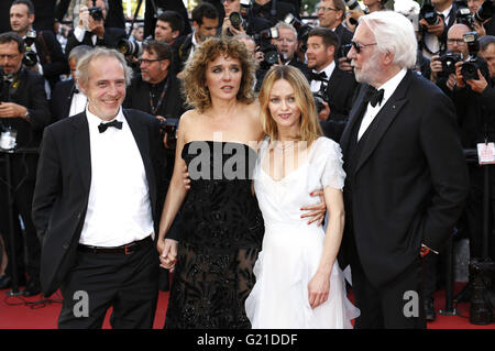 Arnaud Desplechin, Valeria Golino, Vanessa Paradis und Donald Sutherland besucht das "das letzte Gesicht" premiere während der 69. Cannes Film-Festival am Palais des Festivals in Cannes am 20. Mai 2016 | weltweite Nutzung Stockfoto