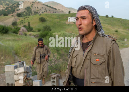 Qandil, Irak. 15. Mai 2016. Im Qandil-Gebirge hat die Guerilla der Arbeiter Partei Kurdistans (PKK) seinen Hauptsitz des Betriebs. Sie steuern ein riesiges Gebiet, das fast auf einer täglichen Basis durch die Türkei bombardiert wird. Entgegen der offiziellen Verlautbarungen des türkischen Militärs sagen die Guerilla, die Bombardierungen seit august 2015 acht Zivilisten und drei Guerilla-Kämpfer getötet haben. © Willi Effenberger/Pacific Press/Alamy Live-Nachrichten Stockfoto