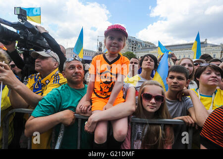 Kiew, Ukraine. 22. Mai 2016. Ukrainer durchgeführt ihrer Fußball-Nationalmannschaft für die Europameisterschaft vom 10. Juni bis 10 Juli in Frankreich stattfinden. Die Zeremonie wurde vom Präsidenten der Ukraine Petro Poroschenko und hohen Beamten besucht. Bildnachweis: Tommy Lindholm/Pacific Press/Alamy Live-Nachrichten Stockfoto