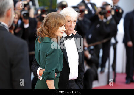 Isabelle Huppert und Paul Verhoeven Teilnahme an der "Elle"-premiere bei der 69. Filmfestspielen im Palais des Festivals in Cannes am 21. Mai 2016 | weltweite Nutzung Stockfoto