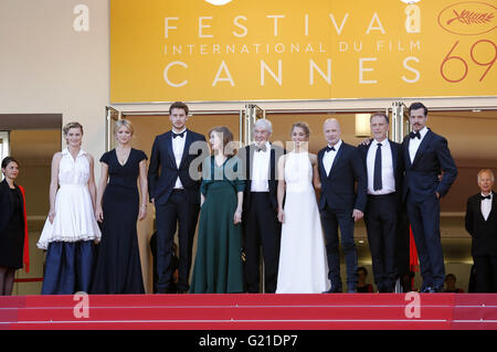 Darsteller Anne Consigny, Virginie Efira, Jonas Bloquet, Isabelle Huppert, Regisseur Paul Verhoeven, Schauspieler, Alice Isaaz, Christian Berkel, Charles Berling und Laurent Lafitte, Teilnahme an der "Elle" premiere während der 69. Filmfestspiele von Cannes am Palais des Festivals in Cannes am 21. Mai 2016 | weltweite Nutzung Stockfoto