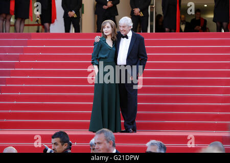 Isabelle Huppert und Paul Verhoeven Teilnahme an der "Elle"-premiere bei der 69. Filmfestspielen im Palais des Festivals in Cannes am 21. Mai 2016 | weltweite Nutzung Stockfoto