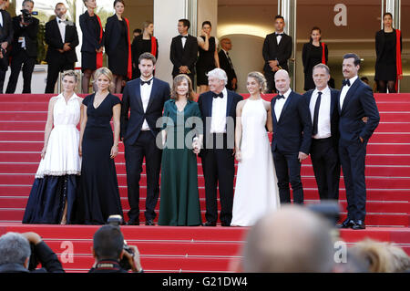 Darsteller Anne Consigny, Virginie Efira, Jonas Bloquet, Isabelle Huppert, Regisseur Paul Verhoeven, Schauspieler, Alice Isaaz, Christian Berkel, Charles Berling und Laurent Lafitte, Teilnahme an der "Elle" premiere während der 69. Filmfestspiele von Cannes am Palais des Festivals in Cannes am 21. Mai 2016 | weltweite Nutzung Stockfoto