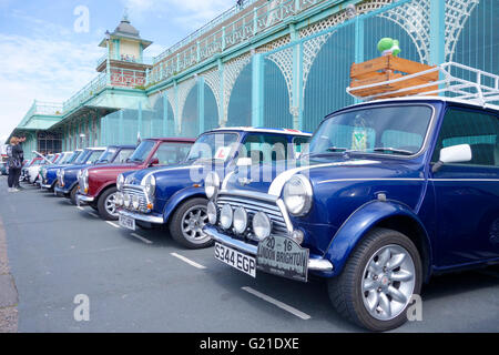 Brighton, UK. 22. Mai 2016. Vintage Minis auf Madeira Drive, Brighton nach Abschluss der 2016-London-Brighton-Mini laufen. Bildnachweis: P Tomlins/Alamy Live-Nachrichten Stockfoto