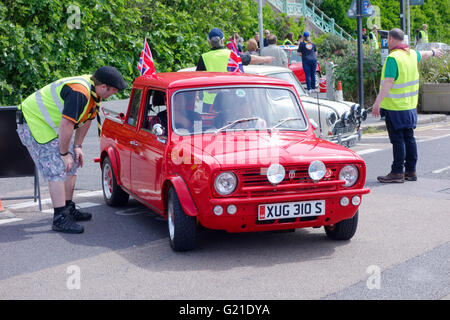 Brighton, UK. 22. Mai 2016. Ein 1977 Leyland Cars Mini Clubman kommt am Madeira Drive, Brighton nach Abschluss die 2016 von London nach Brighton Mini laufen. Stockfoto