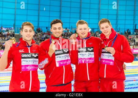 Aquatics Centre, London, UK, 22. Mai 2016. European Swimming Championships. Männer "s4x100m Medley. Die Gewinner zeigen Sie ihre Medaillen das britische Team gewinnt Gold in einem packenden Rennen. Das britische Team (von links nach rechts) Christoph "Chris Walker-Hebborn, James Guy, Adam Peaty und Duncan W. Scott Credit: Imageplotter News und Sport/Alamy Live News Stockfoto