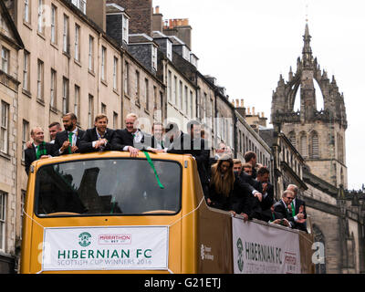 Edinburgh, Schottland. 22. Mai 2016. Hibs Football Club auf einen Sieg der Cabrio Bus parade durch Edinburgh feiern den schottischen Cup Kredit zu gewinnen: TOM DUFFIN/Alamy Live News Stockfoto