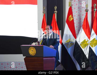 Kairo. 22. Mai 2016. Der ägyptische Präsident Abdel-Fattah al-Sisi spricht während einer Rede bei einer Einweihungszeremonie eines petrochemischen Projekts in Damietta Gouvernement in Ägypten am 22. Mai 2016. Der ägyptische Präsident Abdel-Fattah al-Sisi sagte am Sonntag, deshalb keine Annahme bestimmter Egyptair über Middleterranean der letzten Woche stürzte. Bildnachweis: MENA/Xinhua/Alamy Live-Nachrichten Stockfoto