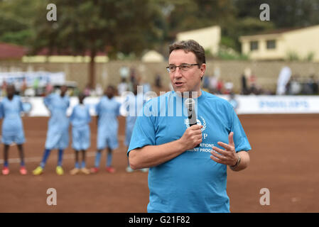 (160522)--NAIROBI, 22. Mai 2016 (Xinhua)--die UN und Exekutivdirektor Umweltprogramm (UNEP), Achim Steiner, spricht vor dem Anpfiff ein Fußballspiel im Mathare, Nairobi, Kenia am 22. Mai 2016. UNEP-Exekutivdirektor Achim Steiner am Sonntag Schloss Jugend im Mathare, einem Slum am Stadtrand von Nairobi, Kick-off Finale des Solar Soccer Cup. Das Finale für die Under-15 jungen Teams gespielt wurde als Nacht unter LED-Außenbeleuchtung fiel, angetrieben durch eine nachhaltige Solarstromanlage, Hervorhebung der positiven Auswirkungen der after-Dark-Beleuchtung auf Community-Aktivität. (Xinhua/Sun Rui Stockfoto