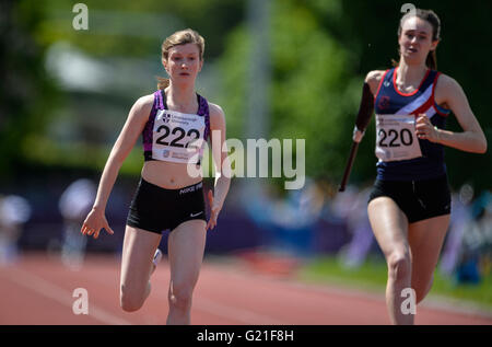 Paula Radcliffe-Leichtathletik-Stadion, Loughborough, Großbritannien. 22. Mai 2016. Loughborough internationalen Leichtathletik. Sophie Hahn (links) gewinnt die Frauen Paralympischen 100m. Bildnachweis: Aktion Plus Sport/Alamy Live-Nachrichten Stockfoto