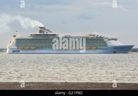 Southampton, UK. 22. Mai 2016. Größte Kreuzfahrtschiff der Welt Harmonie der Meere, im Besitz b Royal Caribbean fährt Southampton über The Solent auf seiner Jungfernfahrt. Bildnachweis: Darren Toogood/Alamy Live-Nachrichten Stockfoto