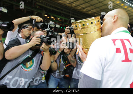Trainer Cheftrainer Pep GUARDIOLA (FCB) Mit DFB-Pokal, Trophaee, Pott, Pokal, BORUSSIA DORTMUND - FC BAYERN München Fussball DFB Pokal Finale Berlin, bin 21.05.2016 Saison1516, Saison 2015 / 2016, DFB-Pokal © Peter Schatz/Alamy Live News Stockfoto