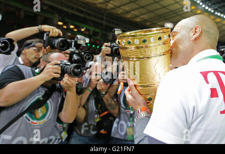 Trainer Cheftrainer Pep GUARDIOLA (FCB) Mit DFB-Pokal, Trophaee, Pott, Pokal, BORUSSIA DORTMUND - FC BAYERN München Fussball DFB Pokal Finale Berlin, bin 21.05.2016 Saison1516, Saison 2015 / 2016, DFB-Pokal © Peter Schatz/Alamy Live News Stockfoto