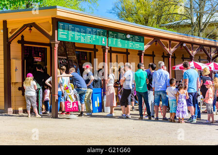 Ronneby, Schweden - 8. Mai 2016: Menschen stehen in der Linie zu Eis oder kalten Getränk an einem warmen Frühlingstag in einem Flohmarkt. Stockfoto