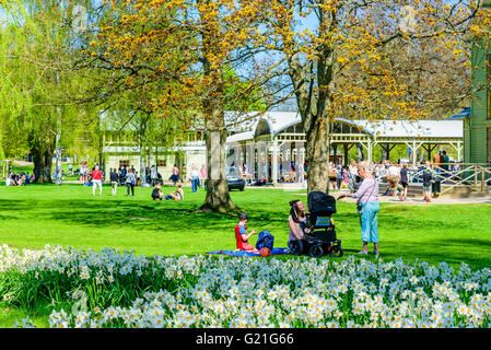 Ronneby, Schweden - 8. Mai 2016: Menschen genießen das schöne Wetter beim Entspannen im Park. Laufende Flohmarkt in der offenen buil Stockfoto