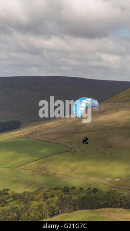 Piloten fliegen Gleitschirm an Parlick Pike, Ribble Valley, Lancashire, England Stockfoto