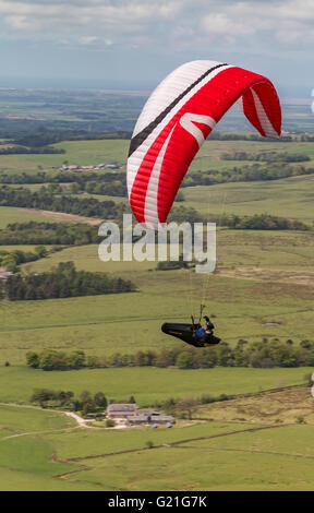 Piloten fliegen Gleitschirm an Parlick Pike, Ribble Valley, Lancashire, England Stockfoto