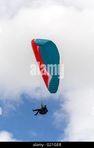 Piloten fliegen Gleitschirm an Parlick Pike, Ribble Valley, Lancashire, England Stockfoto